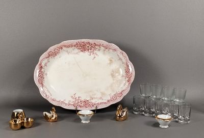 une assiette et des verres posés côte à côte sur la table