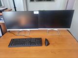 deux écrans d'ordinateur et un clavier sur un bureau
