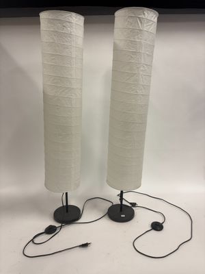 une paire de lampes en papier blanc avec des pieds noirs et des socles noirs