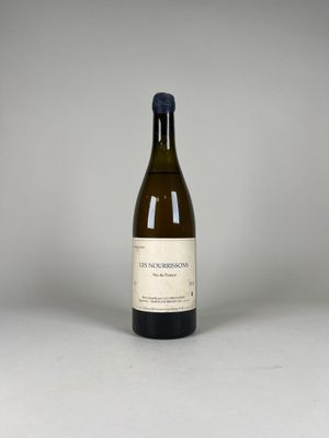 une bouteille de vin posée sur une table