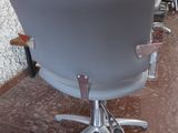 une chaise grise posée sur un sol rouge