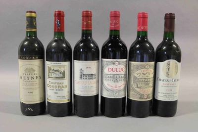 six bouteilles de vin sont alignées sur une table