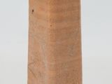 un vase marron orné d'une bande noire