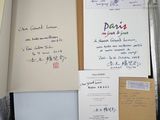 une boîte contenant tout un tas de lettres et de papiers