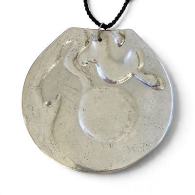 une photo d'un pendentif sur lequel figure un chat
