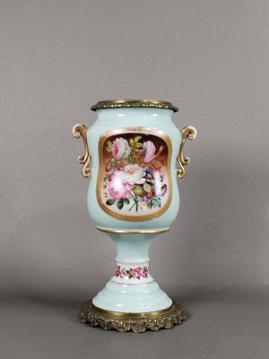 un vase bleu avec l'image d'une femme dessus