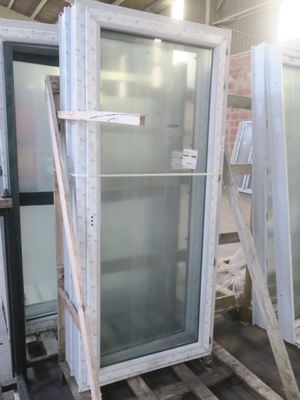les nombreuses fenêtres en cours d'installation dans un immeuble