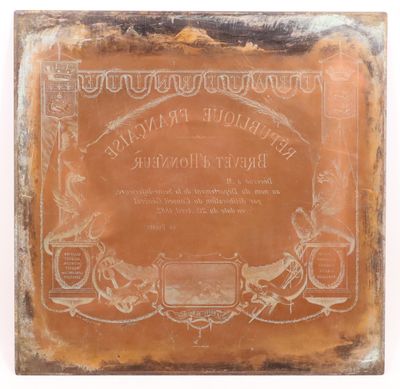 une vieille plaque sur laquelle figurent les portraits d'un homme et d'une femme