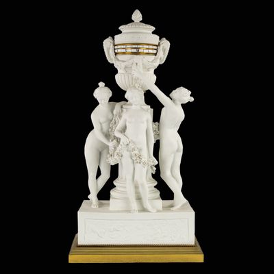 une image représentant une statue de femme tenant un vase