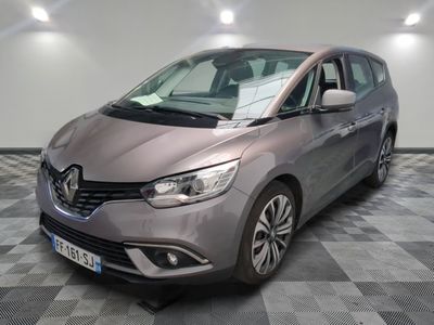 la voiture grise est garée dans le garage sur un sol en damier