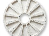 une image représentant un objet circulaire blanc sur une surface blanche