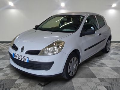la photo d'une petite voiture blanche garée dans un garage