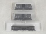 trois récipients en plastique sur lesquels est posé un train, posés sur une surface blanche
