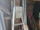 une échelle appuyée contre un mur dans un garage