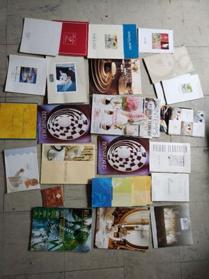 beaucoup de livres par terre, à côté d'une chaise