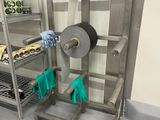 une machine sur laquelle est placé un rouleau de papier