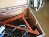 une boîte en bois contenant tout un tas d'outils