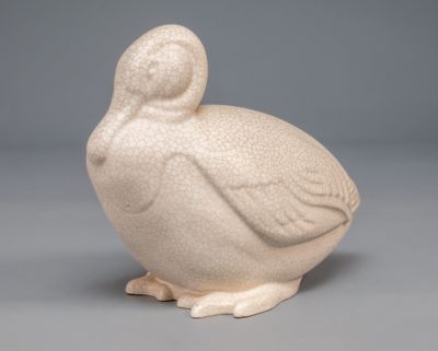 un petit oiseau blanc perché sur une table