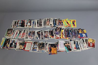 tout un tas de cartes de baseball posées sur la table