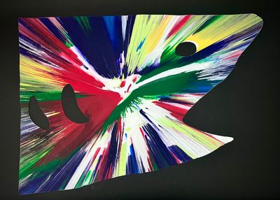 peinture représentant un poisson avec un motif coloré sur le dos