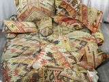 un canapé sur lequel sont posés de nombreux coussins