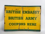 un panneau jaune sur lequel on peut lire « l'armée britannique a pris le pouvoir ici »