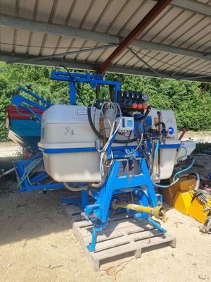 une image d'une machine garée dans un garage