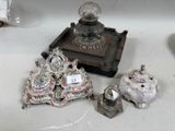 un grand nombre d'objets posés sur une table
