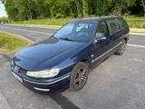 la voiture est garée sur le côté de la route, dans le parking