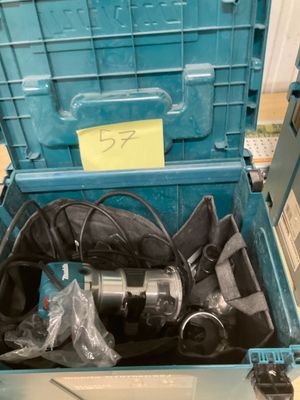 une boîte à outils bleue munie d'une poignée bleue et d'une poignée noire