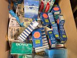 une boîte en carton remplie de brosses à dents et de dentifrice