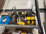 de nombreux outils différents sur les étagères du garage