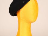 tête de mannequin jaune coiffée d'un chapeau noir
