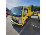 un camion jaune garé dans un parking