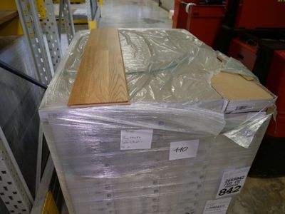 une palette chargée de nombreux cartons dans un entrepôt