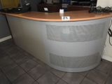 une photo d'un comptoir d'accueil sur lequel est posée une plaque d'immatriculation