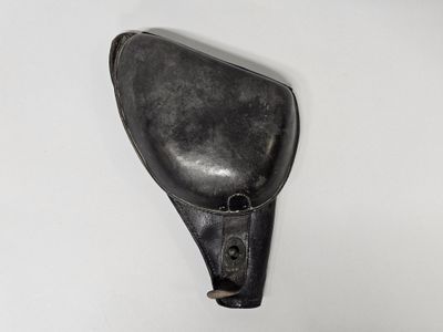 un objet noir accroché au mur, à côté d'un mur blanc
