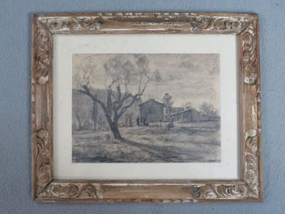 une vieille photo représentant une maison dans un champ, avec un arbre au premier plan