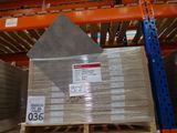 une palette chargée de nombreux cartons dans un entrepôt