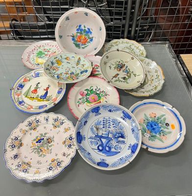 un grand nombre d'assiettes posées sur une table