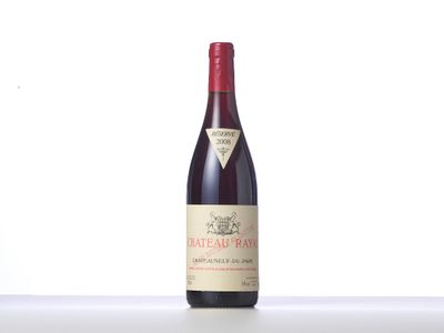 une bouteille de vin rouge posée sur un plan de travail blanc