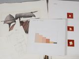une pile de feuilles avec des dessins dessus, posée sur une table