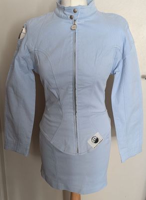 une photo d'une veste bleue sur un mannequin