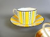 une tasse et une soucoupe posées sur une table