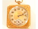 une montre de poche en or avec des chiffres romains sur le cadran