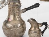 beaucoup d'objets en argent posés sur une table