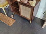 une commode avec un miroir et une chaise dans la pièce