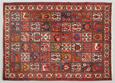 un tapis rouge orné d'un motif en patchwork