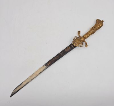 une vieille dague au manche doré sur un fond blanc