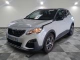 la voiture blanche est garée dans le garage sur un sol en damier